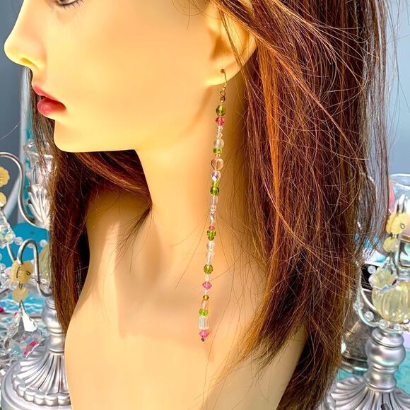Single strand one ear assmetrical beaded pierced earring, hand beaded - Picture 1 of 5